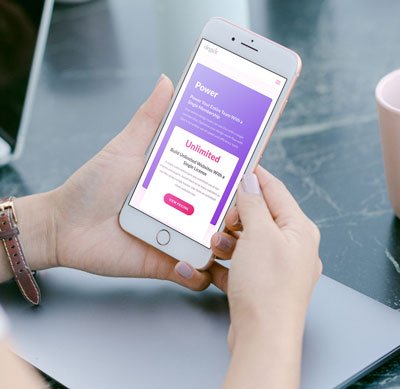 Un cliente revisando desde su móvil la publicación de anuncios oficiales.