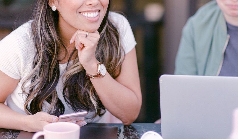 Equipo de profesionales revisando el proceso de publicación de anuncios oficiales.